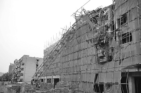 塔吊折翼 事发济南一工地,吊臂断成数截