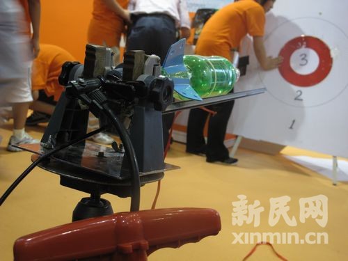 上海国际青少年科技博会开幕国内比拼机器人外国推环保