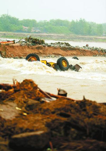 安徽大沙河干堤多处坍塌两万余人溃堤一线抢险