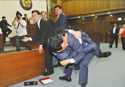 韩国议员打架很hⅰgh