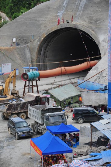 广西宾阳坍塌隧道再次塌方被困10人失去联系