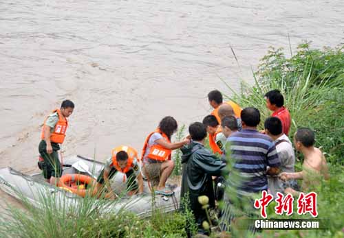 四川广元两人被洪水围困消防出动成功转移（图）