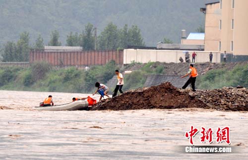 四川广元两人被洪水围困消防出动成功转移（图）