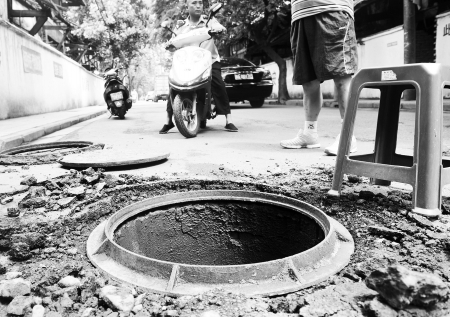 双槐树街400米路段 16个井盖被盗留下一串黑