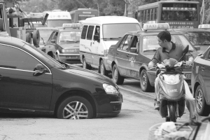 “崴脚”此坑连害俩车