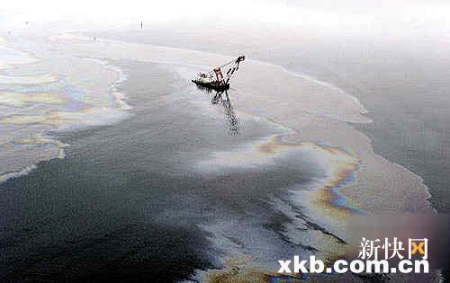 大连输油管道爆炸起火 大量原油入海污染严重