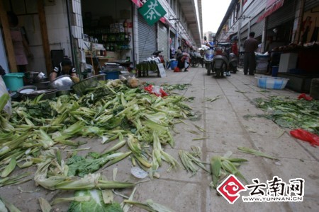 篆新市场通道上垃圾成堆市民进出买菜要踮脚