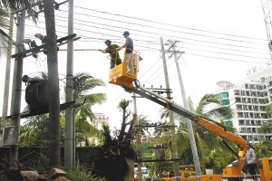 台风康森致海南三亚市区超过30%面积停电