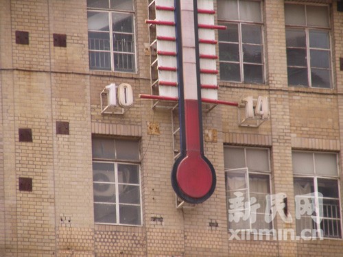 南京路步行街温度计显示今日仅10度 游客连呼