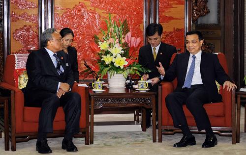 李克强19日会见泰国政府第一副总理素贴·特