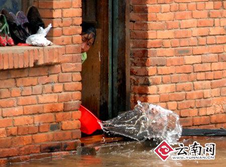 21日晚至22日凌晨降雨超过30毫米昆明淹惨了