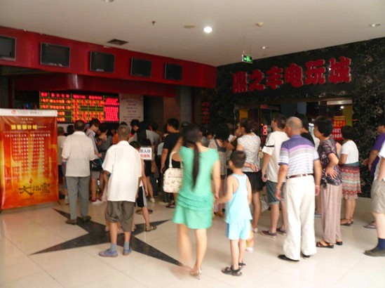 《唐山大地震》首日火爆上映观众冒酷暑观影