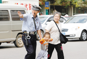 只要还能站，就要为人民——“昆明好人”张爱清窘境中的爱与恨