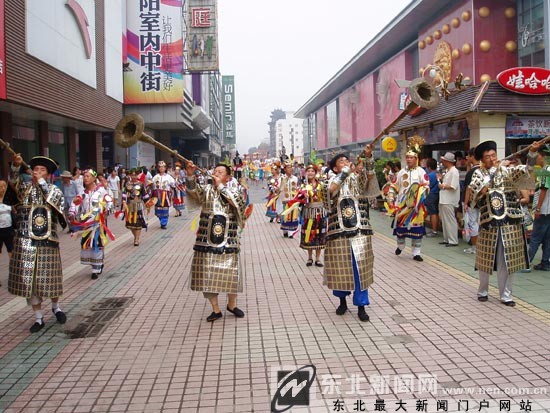 萨满秧歌引爆旅游购物节73岁老太舞动中街(图)