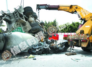 搅拌车重压小车2死7伤