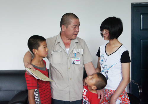 一次特别的会见 孤儿村仨孩子探望监狱服刑父