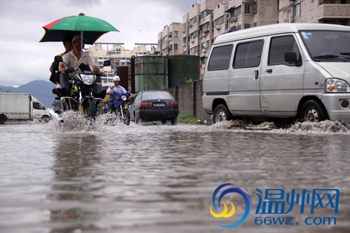 组图：道路积水依旧严重带给出行诸多不便