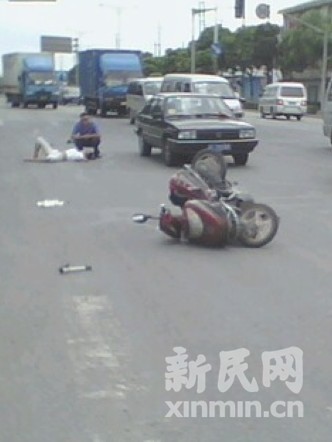 北青公路桑塔纳轿车撞倒助动车 骑车女子腿部骨折