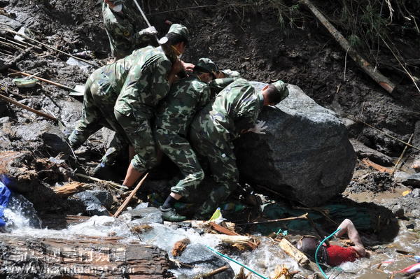 云南怒江泥石流灾害现场找到3名失踪人员遗体