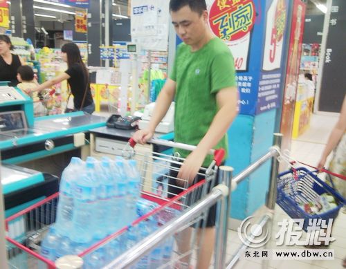 化工原料桶冲入松花江哈尔滨超市出现抢水潮