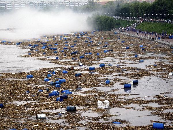 吉林千余“毒桶”涌入松花江市民担忧水质安全