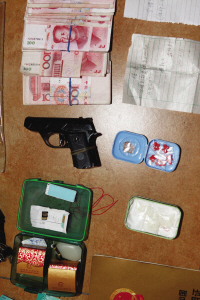 警方在赌场查获仿64式手枪一把以及大量现金,银行卡等 f7