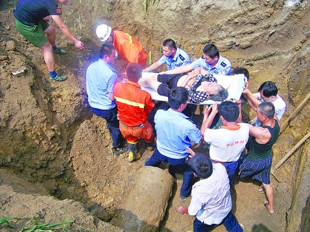 警民联手,掘地4米急救跳井人