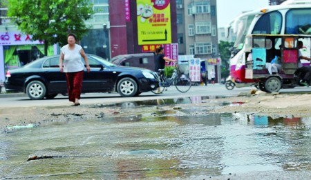 泥沙堵住下水道污水流了半条街