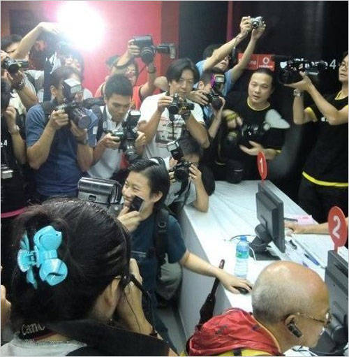 iPhone4香港上市销售火爆“苹果迷”通宵排队抢购