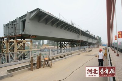 省会中华北大街单跨最长桥梁吊装