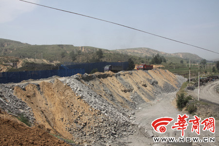 陕西榆林煤矿违规开采 汛期将至河道被石渣堵