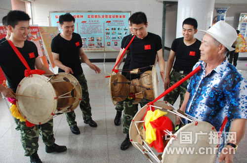 朝鲜族老年艺术团文化拥军进警营
