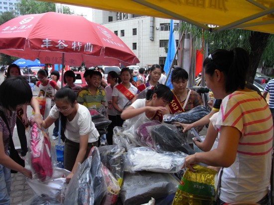 吉林市民众自发为受灾地区捐款捐物