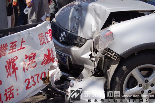 中山公园西侧发生车祸飞车闯入人行道四人受伤