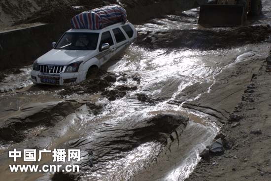 新藏公路水毁路段再遇泥石流武警全力抢通