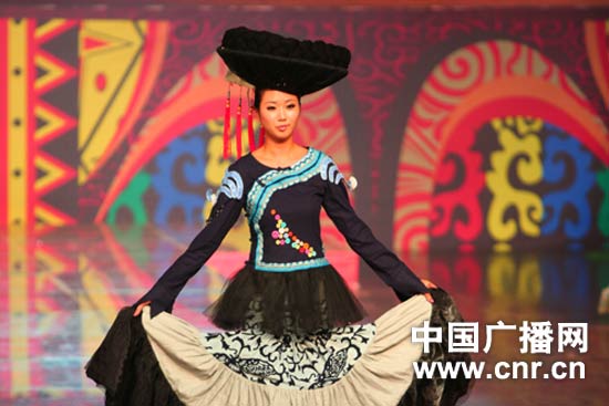 第六届凉山彝族国际火把节:众多彝族服装靓丽