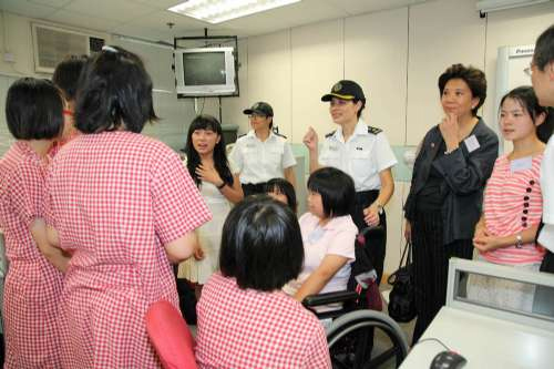 地震生还少女访香港惩教所与女囚分享逆境经验