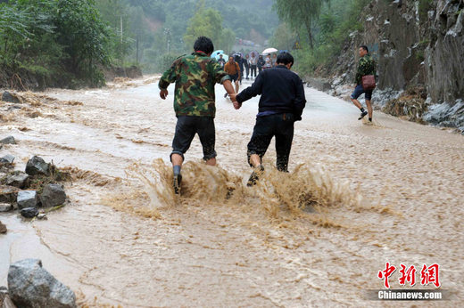 甘肃陇南天水洪灾致12人遇难 成县1万多人被困