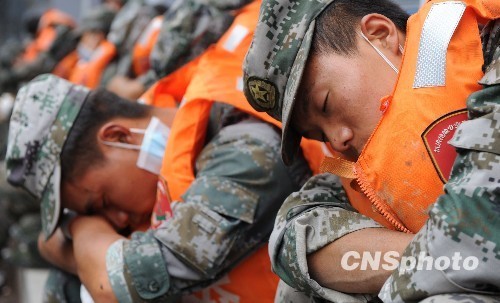 舟曲灾后第六天：应对降雨随时疏散危险地段民众