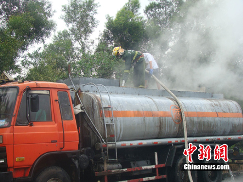 广西河池装载16吨盐酸槽车爆胎泄漏(图)