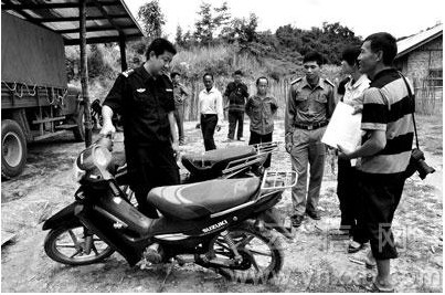 中国老挝警方再携手15辆销赃老挝摩托车回国