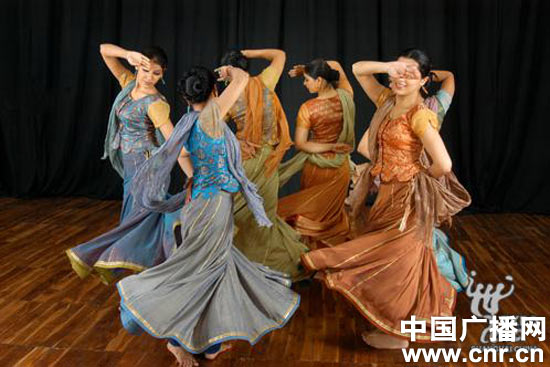 世博印度国家馆日18日举行活动当日传统歌舞舞蹁跹