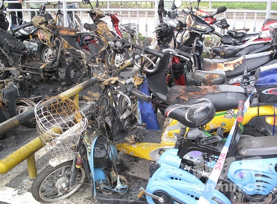 虹桥火车站附近一停车发生意外 近20部助动车