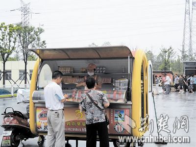荆楚网热点网谈：武汉人为何不买放心早餐车的账