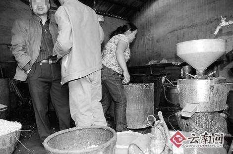 记者暗访豆腐“黑作坊”4家联手一天生产600公斤豆腐干