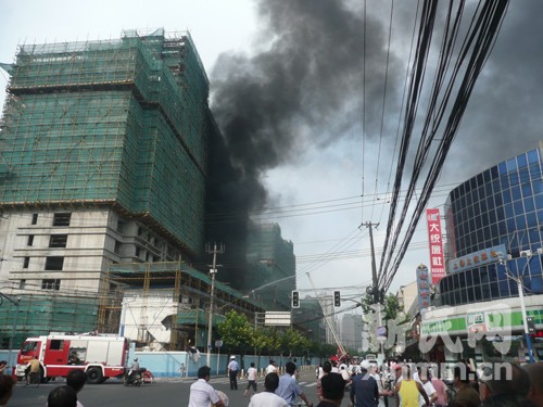 五月花生活广场闸北在建工地突发火灾无人员伤亡