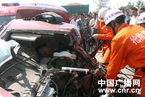 新疆沙湾县两车相撞驾驶员被困4人受伤