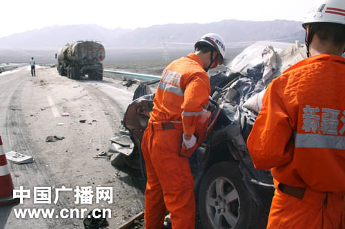 国道314线吐鲁番境内某处一水泥车连撞3车致4死4伤
