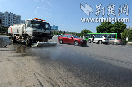 路面油污引发交通事故洪山区环卫工及时清洗