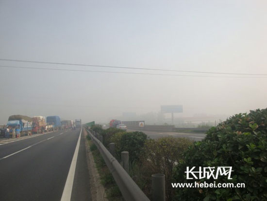 交警称京珠高速连环追尾事故可能系大雾所致
